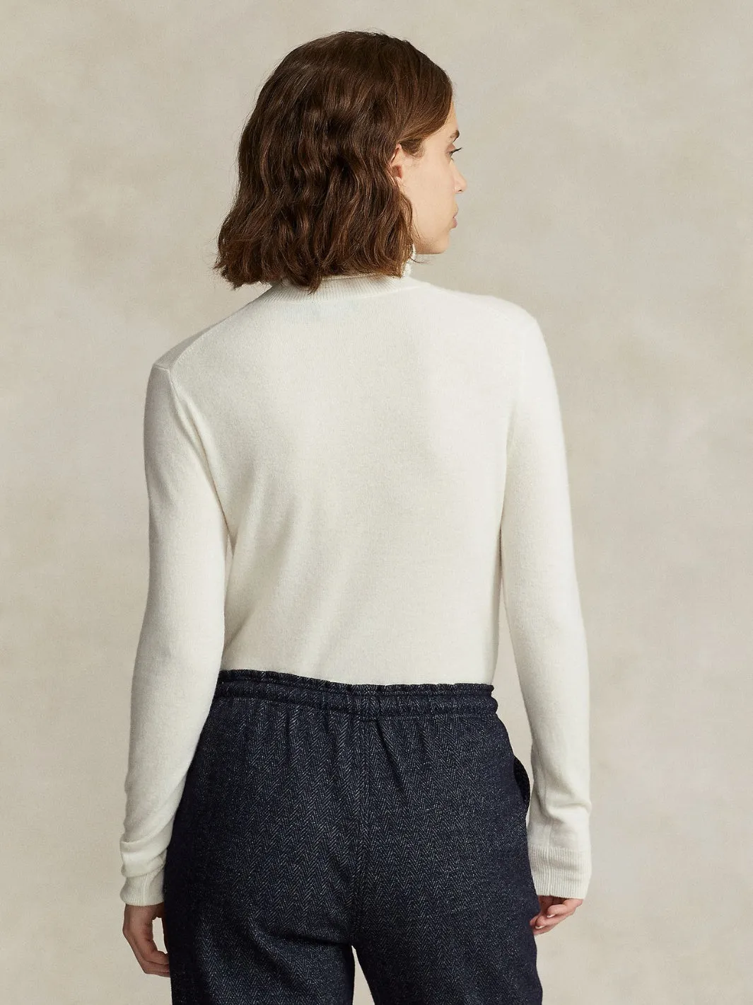SLIM FIT CASHMERE TURTLENECK Kremfarget